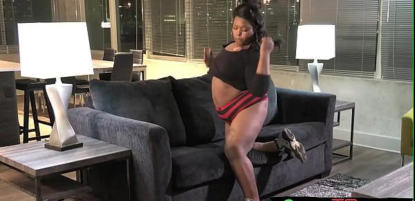  Beautiful thicc ebony trans chick shakes ass